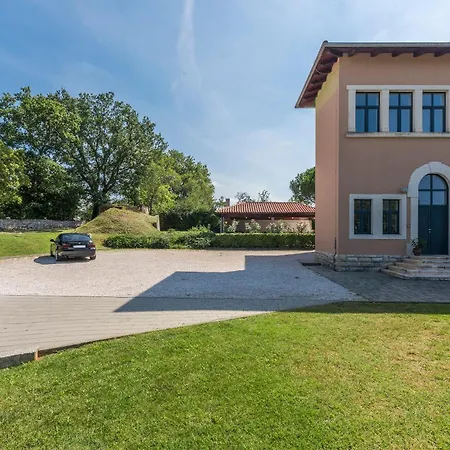 Old School House Villa Basici