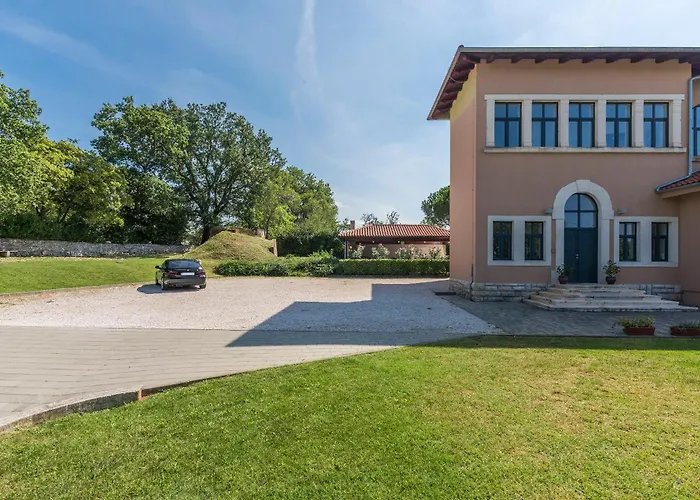 Old School House Villa Basici